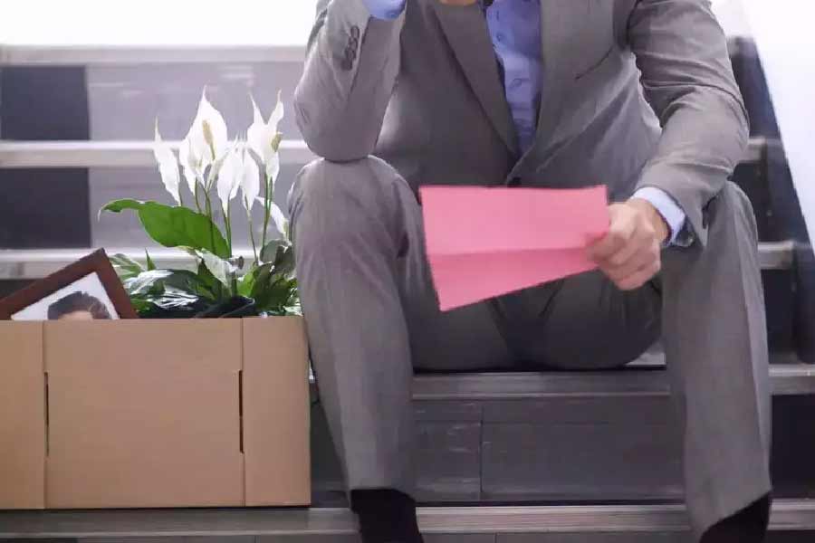 ক্রিসের দাবি, কোনও সংস্থার ইভেন্ট পরিকল্পনার সঙ্গে যুক্ত কর্মীরাও আকছার মন্দার সময় ছাঁটাইয়ের মুখে পড়েন। ক্রিসের মতে, মন্দা বা অনিশ্চয়তার মুখে পড়ার পর সংস্থাগুলি যে কোনও ধরনের ইভেন্ট বা অনুষ্ঠানের আয়োজন করা বন্ধ করে দেয়।