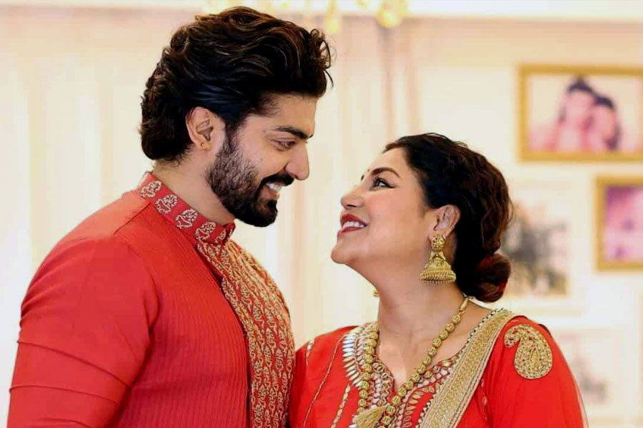 টেলিভিশনের তারকা জুটি গুরমীত চৌধরি এবং দেবিনা বন্দ্যোপাধ্যায়ও এই তালিকায় রয়েছেন। ২০০৬ সালে বিয়ে করেন দুই টেলি তারকা। দেবিনার বান্ধবীর প্রেমিকের বন্ধু ছিলেন গুরমীত। সেই সূত্রেই আলাপ হয় দু’জনের।