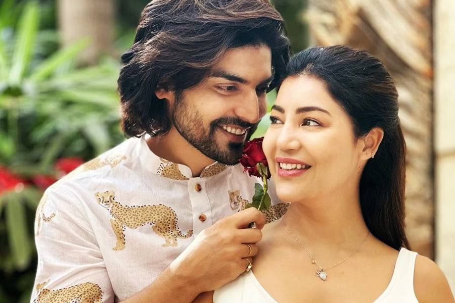 অভিনয়ে নামবেন বলে একসঙ্গে কেরিয়ার গড়তে শুরু করেন গুরমীত এবং দেবিনা। বন্ধুত্ব কখন যে ভালবাসায় পরিণত হয়, তা বুঝতে পারেননি দু’জনের কেউ-ই। অবশেষে বিয়ে করার সিদ্ধান্ত নিলে তাঁরা নিজেদের বাড়িতে জানান।