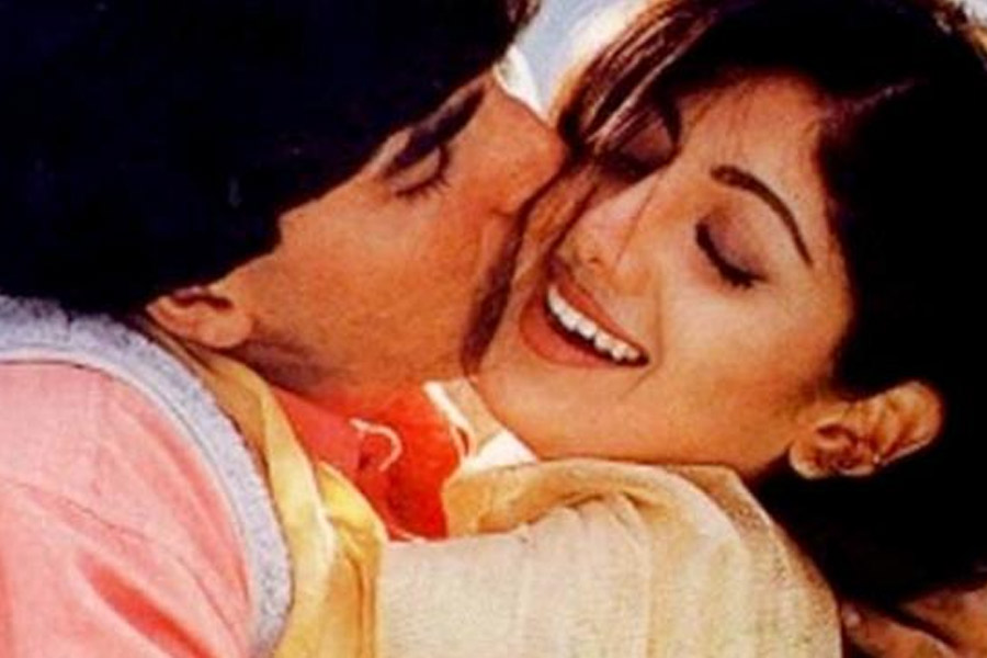 ‘ধড়কন’ ছবির একটি দৃশ্যে শিল্পা শেট্টি এবং অক্ষয় কুমার।