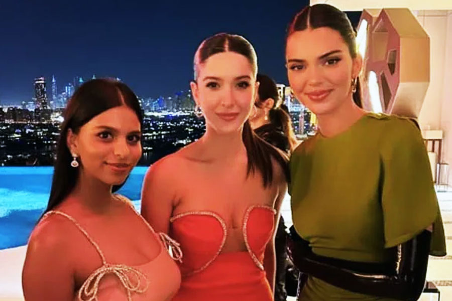 দুবাইয়ের হোটেলের পার্টিতে সময় কাটানোর পর সুহানা এবং শানায়ার দেখা হয় আন্তর্জাতিক সুপারমডেল কেন্ডেল জেনারের সঙ্গে। তিন জন একসঙ্গে একটি ছবিও তোলেন। এই ছবি নিয়ে চর্চায় এসেছেন শাহরুখ কন্যা। তবে, এ বার চর্চার বিষয় তারকা সন্তানের বহুমূল্য পোশাক।