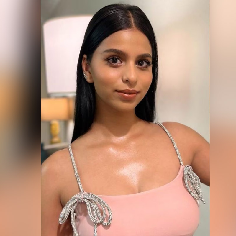 হালকা গোলাপি রঙের যে মিনি ড্রেসটি সুহানার পরনে ছিল, তার দাম আকাশছোঁয়া। মিনি ড্রেসটির দাম প্রায় ১ লক্ষ টাকা। বলিপাড়ার একাংশের অনুমান, এই পোশাকের মূল্য ৯০ হাজার টাকার চেয়ে কোনও ভাবেই কম হতে পারে না।