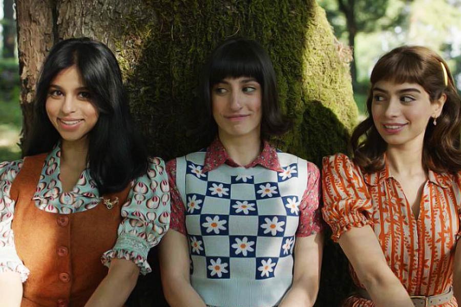 চলতি বছরেই জোয়া আখতারের পরিচালনায় নেটফ্লিক্সে মুক্তি পেতে চলেছে ‘দ্য আর্চিজ়’ ওয়েব সিরিজ়। ‘আর্চিজ়’ কমিকসের উপর নির্ভর করে এই ওয়েব সিরিজ়টি তৈরি করছেন জোয়া। এই সিরিজ়ে ‘বেটি’ চরিত্রে অভিনয় করতে দেখা যাবে সুহানাকে।