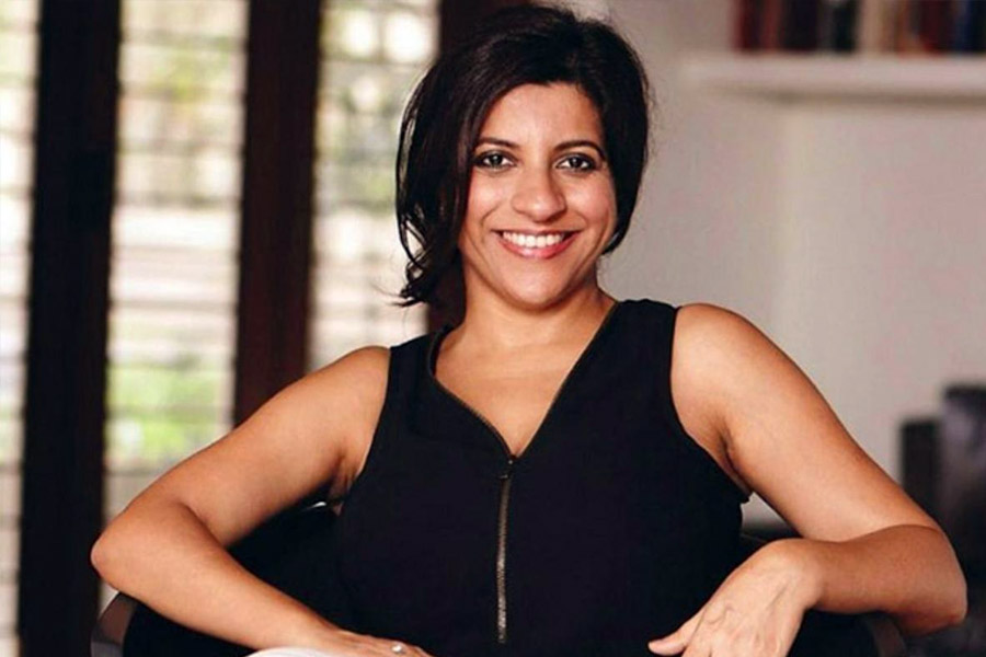 ‘দ্য আর্চিজ়’ সিরিজ়ের পরিচালক জোয়া আখতারের সঙ্গে দেখা করে বেরিয়ে আসার সময় পাপারাৎজিদের ক্যামেরায় ধরা পড়েছিলেন সুহানা। ২০২২ সালে ৪ ফেব্রুয়ারি। ট্রাউজ়ার প্যান্টের সঙ্গে সাদা রঙের ট্যাঙ্ক টপে দেখা গিয়েছিল তাঁকে। কিন্তু সকলের নজর পড়েছিল সুহানার জুতো এবং ব্যাগের দিকে।