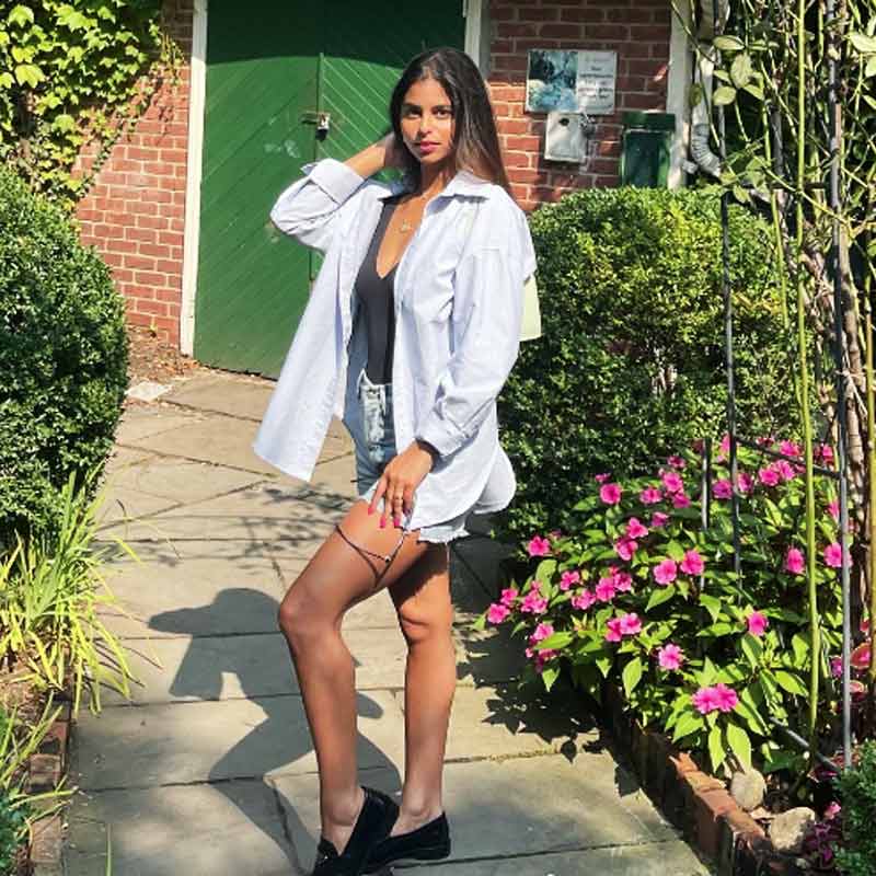 নামী ব্র্যান্ডের একটি সাদা রঙের ব্যাগ ছিল সুহানার হাতে। এই ব্যাগের মূল্য ১ লাখ টাকার বেশি।