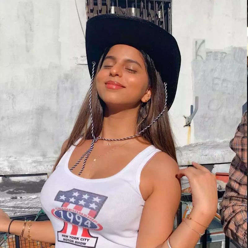 ২০২১ সালের জুন মাসে সুহানা তাঁর ইনস্টাগ্রাম অ্যাকাউন্ট থেকে একটি নিজস্বী পোস্ট করেছিলেন। তাঁর পরনে ক্রপ টপ এবং জগার্স থাকলেও অনুরাগীদের নজর কেড়েছিল তাঁর টুপিটি।