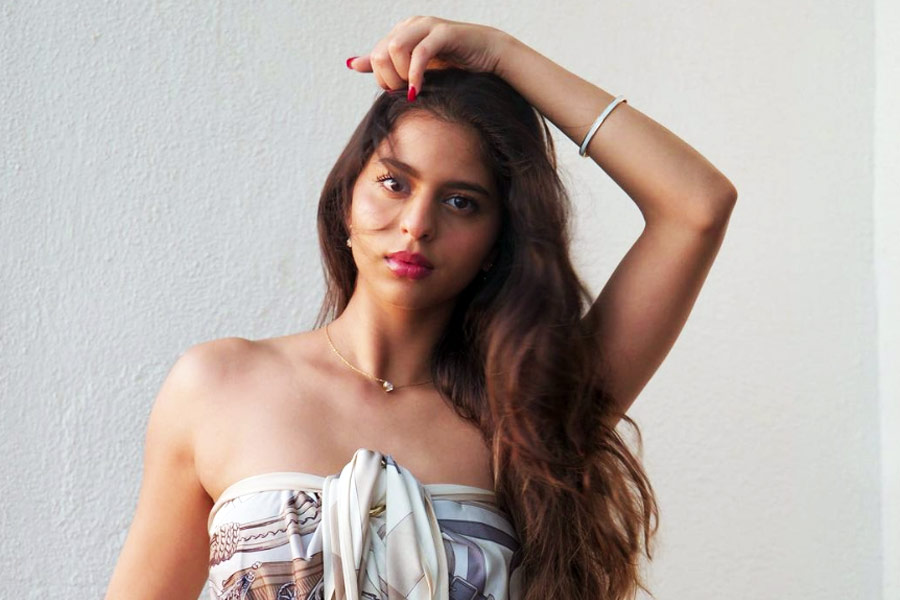 রয়্যাল ব্লু রঙের একটি টুপি পরেছিলেন সুহানা। টুপির এক পাশে সুতো দিয়ে একটি মথের নকশা করা ছিল। ভারতীয় মুদ্রায় এই টুপিটির মূল্য ৪৩ হাজার টাকা।