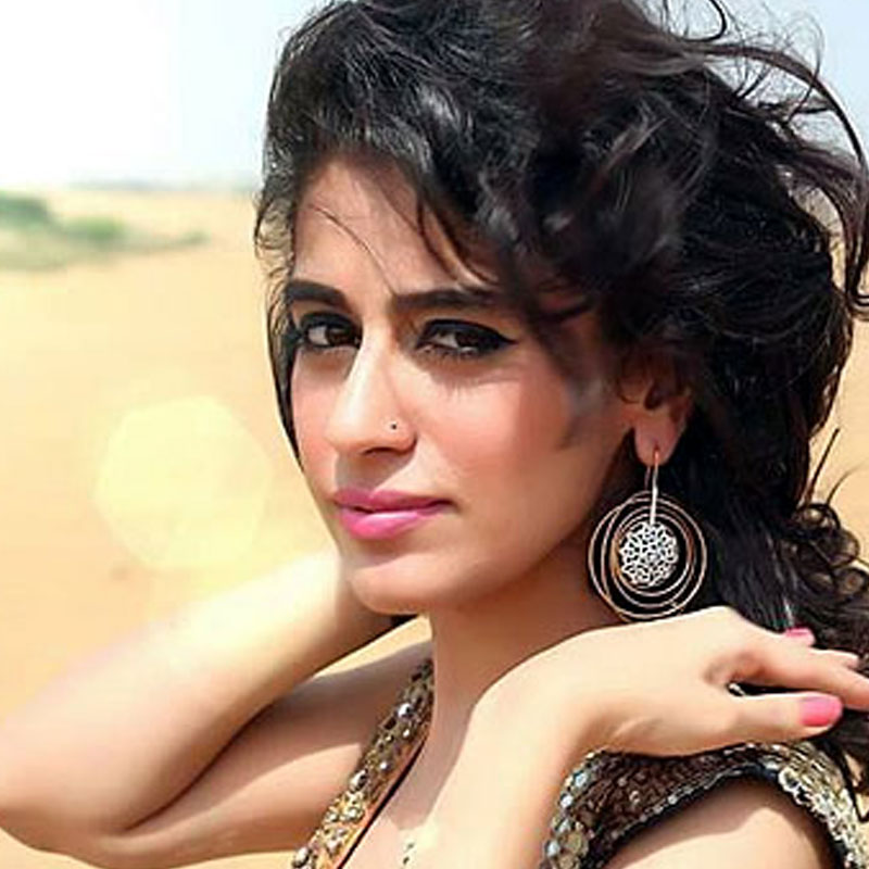 পাকিস্তানি মডেল বলেছিলেন, ‘‘শারজায় বোনের সঙ্গে দেখা করার জন্য আমি দুবাই গিয়েছিলাম। তখনই জানতে পারি শামি দক্ষিণ আফ্রিকা থেকে দুবাই আসছে। সেই সময় আমি বিমানবন্দরে থাকায় ওঁর সঙ্গে দেখা করি। আমার মনে হয় না এত বড় করে এটাকে দেখার কোনও কারণ রয়েছে।”