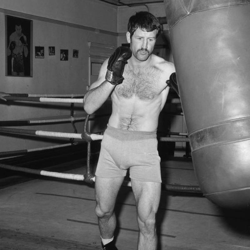 ইংল্যান্ডের ওয়েকফিল্ডের বাসিন্দা পল আদতে পেশাদার হেভিওয়েট বক্সার ছিলেন। তবে তাঁর যৌবনের অধিকাংশ সময় কেটেছিল জেলবন্দি হয়ে। সত্তর, আশি পেরিয়ে নব্বইয়ের দশকে সেখানেও যথেষ্ট কুখ্যাতি কুড়িয়েছিলেন পল। 