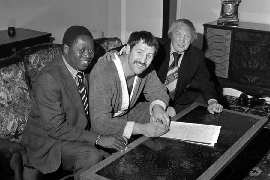 ১৯৭৩ সালে ওই ক্লাবের হয়ে বিভিন্ন দেশে প্রতিযোগিতায় নামার জন্য বক্সিং লাইসেন্স দেওয়া হয়েছিল পলকে। সে সময় ইংল্যান্ডের অপেশাদার বক্সিংয়ের ভাবী হেভিওয়েট চ্যাম্পিয়ন হিসাবে তাঁর নাম ভেসে বেড়াত। তবে ওই বছর প্রতিযোগিতার সেমিফাইনালে ভবিষ্যতের বিজেতা গারফিল্ড ম্যাকইয়ানের কাছে হেরে বিদায় নিয়েছিলেন তিনি।