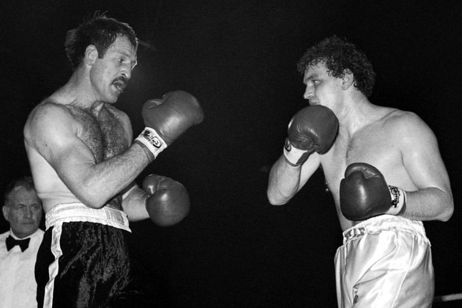 রিংয়ের প্রতিদ্বন্দ্বীদের মতোই এক ঘুষিতে হাঙর তাড়িয়েছিলেন বলেও একটি তথ্যচিত্রে দাবি করেছিলেন পল। সিঙ্গাপুর এবং মালয়েশিয়া মধ্যে জহর প্রণালী সাঁতরে পারাপার করার সময় নাকি হাঙরের ঝাঁক তেড়ে এসেছিল তাঁর দিকে। তাঁর দাবি, হাঙরদের কানে ঘুষি মেরে তাদের তাড়িয়েছিলেন পল।