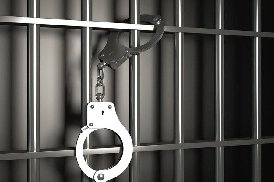 বক্সিং কেরিয়ারে গ্রহণ লাগলেও অপরাধ জগতে নাম ছড়াতে থাকে পলের। তাঁর দাঙ্গাবাজ, হিংসাত্মক মূর্তি দেখেছে ইংল্যান্ডের লিডস লিভারপুল, ব্ল্যাকপুল, হাল এবং রটারহ্যাম এলাকা। স্থানীয় বাসিন্দা ছাড়াও জেল এবং পুলিশ আধিকারিককেও পিটিয়েছেন। ২১ বছরে মোট ১৮টি কারাগারে বন্দিজীবন কাটিয়েছেন পল। 