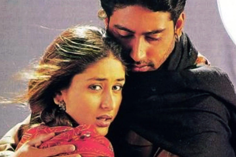 ২০০০ সাল। জেপি দত্তের পরিচালনায় মুক্তি পায় ‘রিফিউজি’ ছবিটি। অমিতাভ বচ্চনের পুত্র অভিষেক এবং রণধীর কপূরের কন্যা করিনা এই ছবিতে অভিনয় করে তখন সবেমাত্র পা রেখেছেন বলিপাড়ায়।