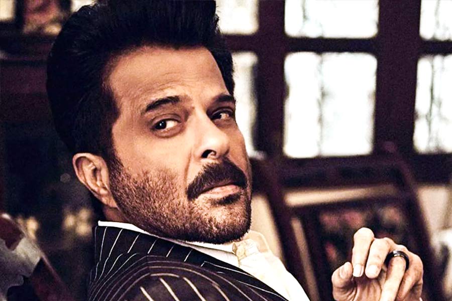 তবে, অনিল কপূরের ক্ষেত্রে প্রথম ছবি মুক্তি পেলেও তা নির্ধারিত সময়ের পরে মুক্তি পেয়েছে। ১৯৮৩ সালে অনিল কপূর অভিনীত প্রথম ছবি ‘রচনা’ মুক্তি পায়। কিন্তু সঠিক সময় মুক্তি পেলে অন্য হিন্দি ছবিতে অনিলকে দেখা যেত। 