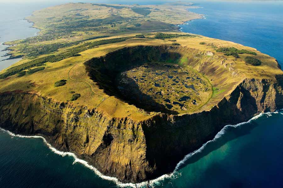 অদ্ভুত এক দ্বীপ। তাতে নেই একটাও গাছ। আসে না পাখি। জনহীন দ্বীপে মাথা তুলে দাঁড়িয়ে রয়েছে শুধু অদ্ভুত পাথরের মূর্তি। এক একটি ৩০ ফুট পর্যন্ত লম্বা। ঠিক যেন যক্ষের মতো তারা আগলে রেখেছে গোটা দ্বীপকে। সেই ইস্টার দ্বীপ নিয়ে হাজারো প্রশ্নের জবাব আজও মেলেনি। কাটেনি রহস্য।