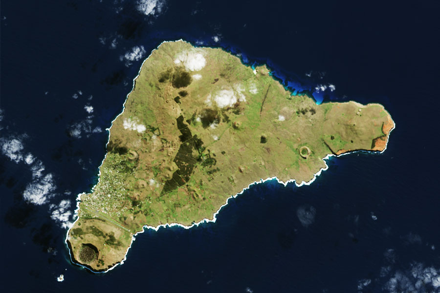 দ্বীপটির দৈর্ঘ্য ২৪ কিলোমিটার। চওড়ায় ১৬ কিলোমিটার। আদতে চিলির অধীনস্থ এই দ্বীপ। তবে চিলির মূল ভূখণ্ড এই দ্বীপ থেকে ৩০০০ কিলোমিটার দূরে। তাই প্রশ্ন ওঠে, নিভৃত এই দ্বীপে এসে এই বিশাল মূর্তি গড়ল কে?