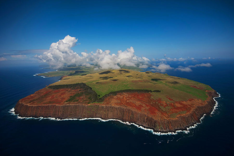 ১৭২২ সালের এক ইস্টার রবিবার এই দ্বীপ আবিষ্কার করেন ডাচ অভিযাত্রী জেকব রগ্গিভিন। তাই দ্বীপের নাম দিয়েছিলেন ইস্টার আইল্যান্ড। এর অন্য নাম রোপা নুই। দক্ষিণ প্রশান্ত মহাসাগরের উপর রয়েছে দ্বীপটি।