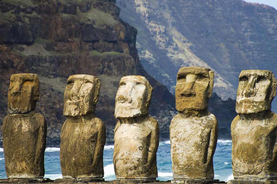 ইতিহাসবিদরা মনে করেন, ১৪০০ থেকে ১৬৫০ সালের মধ্যে পাথর খোদাই করে গোটা দ্বীপে প্রায় ৮০০ মোয়াই খোদাই করা হয়। এক একটি শিলা খোদাই করে এক একটি মূর্তি তৈরি করা হয়েছিল। এক একটির ওজন কয়েক টন। কয়েকটি আবার ৩০ ফুট পর্যন্ত উচু। এই মূর্তিগুলিকেই মোয়াই বলা হয়।