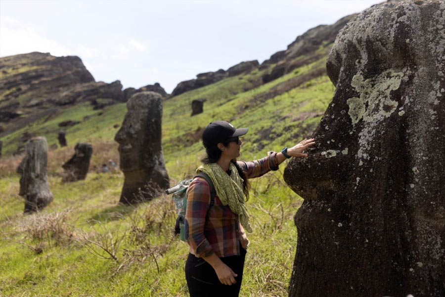 জনশূন্য এই দ্বীপের পাশাপাশি মোয়াই নিয়ে কাটেনি রহস্য। এই মূর্তি তৈরি নিয়েও রয়েছে অনেক গল্প, জনশ্রুতি। বলা হয়, হোতু মাতু নামে এক রাজা সুন্দর এক দেশে বাস করতেন। সে দেশের নাম ছিল হিবা। এক রাতে তিনি স্বপ্ন দেখেন, ডুবে যাবে তাঁর দেশ। চিন্তায় পড়েন রাজা।