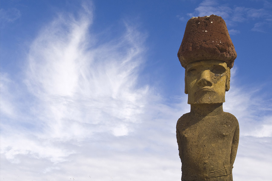 মনে করা হয়, ওই সাত জন সমুদ্রে ভেসে এসে পৌঁছেছিলেন ইস্টার আইল্যান্ডে। সঙ্গে নিয়ে এসেছিলেন একটি মোয়াই। সেই দ্বীপে পুঁতে দেন ওই পাথরের তৈরি মোয়াই। রাজাকে খবর দিতে হিবায় ফিরে যান ছ’জন। নতুন সেই দ্বীপে থেকে যান এক জন।