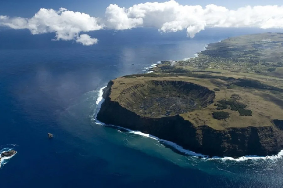 পরে নিজের স্ত্রী, বোনকে নিয়ে নতুন দ্বীপে থাকতে আসেন হোতু মাতু। সঙ্গে ছিলেন ১০০ জন। সাত অভিযাত্রীকে সম্মান জানাতেই নাকি সাত মোয়াই তৈরি করেন রাজা। পরে ধীরে ধীরে আরও মোয়াই তৈরি করেন অধিবাসীরা।