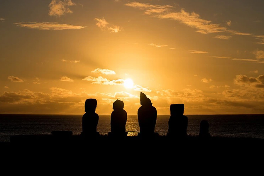 এই মোয়াই নিয়ে অন্য একটি জনশ্রুতিও রয়েছে। মনে করা হয়, ওই দ্বীপের জনজাতিরা মোয়াইগুলি তৈরি করেছিলেন চাষাবাদে নজর রাখার জন্য। ওই মোয়াইদের জন্যই নাকি উর্বর হত মাটি। যদিও আজও স্পষ্ট নয়, কে বা কারা তৈরি করেছিলেন সেই মোয়াই? কেন তৈরি হয়েছিল সেগুলি?