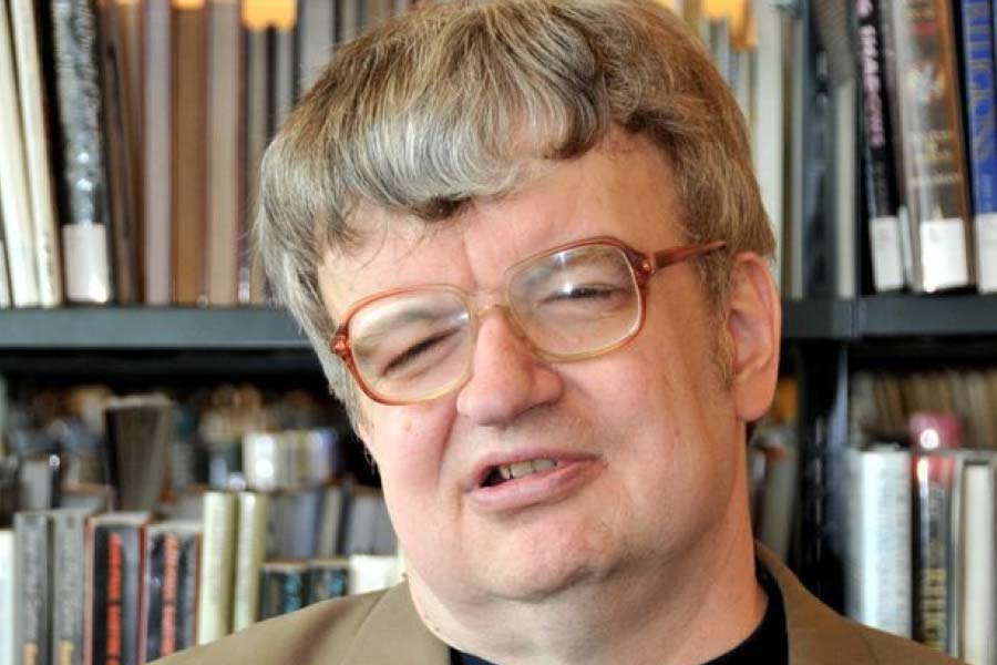 তাঁর নাম কিম পিক। তাঁর বুদ্ধিমত্তার কথা জানলে বিস্মিত হবেন। শারীরিক প্রতিবন্ধকতা সত্ত্বেও এ যেন তাঁর এক ঐশ্বরিক ক্ষমতা। অটিজমে আক্রান্ত হয়েছিলেন। এই প্রতিবন্ধকতা সত্ত্বেও কোনও জিনিস দেখেই তা দীর্ঘ দিন মনে রাখতে পারতেন কিম।