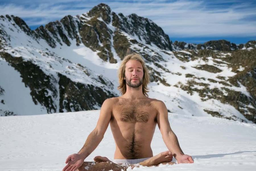 রোগ নিরাময়ে তাঁর শ্বাসপ্রশ্বাস নেওয়ার পদ্ধতি বেশ চর্চিত। বরফের উপর শুধুমাত্র ‘শর্টস’ পরে বসে তাঁর ধ্যান করার ক্ষমতা দেখলে বিস্মিত হবেনই। তাঁর কথা বহু মানুষকে প্রেরণা জোগায়। 