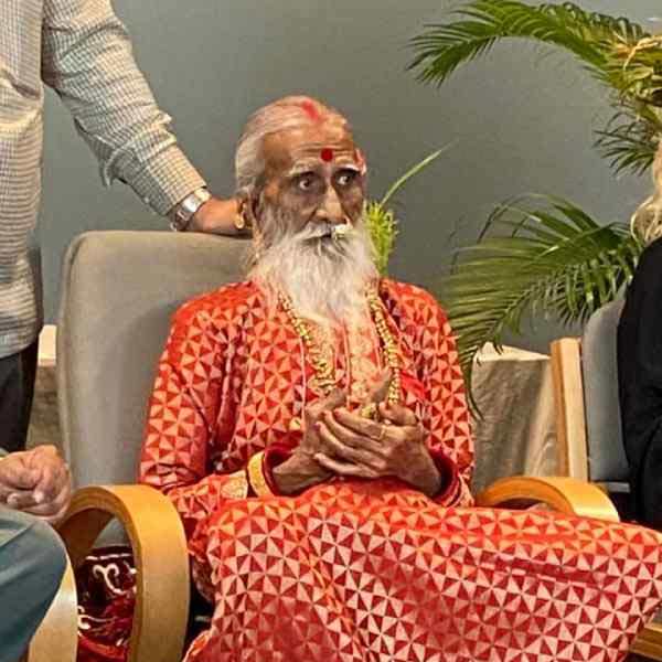 ভারতেও এক মহাশক্তিধরের হদিস পাওয়া গিয়েছিল। তাঁর নাম প্রহ্লাদ জানী। তবে তিনি ‘মাতাজি‘ এবং ‘চুড়িওয়ালা মাতাজি’ নামে বেশি পরিচিত। মা অম্বার সাধক ছিলেন তিনি। দীর্ঘ দিন জল ও খাবার না খেয়েই বেঁচেছিলেন ‘মাতাজি’। 