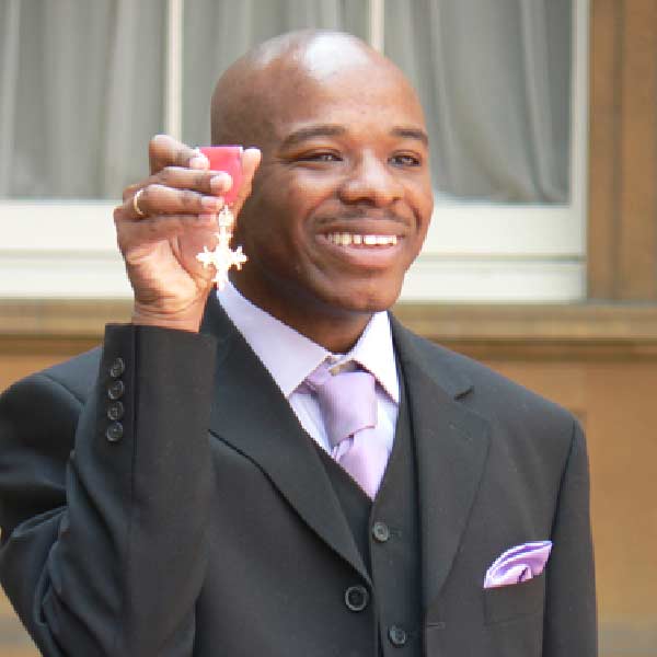 ছোট থেকেই আঁকার দিকে ঝোঁক ছিল স্টিফেনের। ৫ বছর বয়সে তাঁর মুখে কথা ফোটেনি। কিন্তু তখন নিজের ভাবপ্রকাশের জন্য হাতে তুলে নিয়েছিল কাগজ-কলম। কোনও জিনিস এক বার দেখেই তা দীর্ঘ দিন ধরে মনে রাখতে পারেন এই স্থপতি। তার পর সেই জিনিসটি নিখুঁত ভাবে আঁকতে পারেন। 