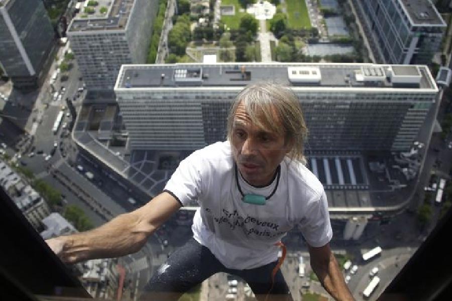 নাম অ্যালিয়ান রবার্ট। তিনি যেন বাস্তবের ‘স্পাইডারম্যান’। যে কোনও উঁচু বহুতল বেয়ে তরতরিয়ে উঠে যেতে পারেন রবার্ট। সে কারণই তাঁকে বলা হয় ‘দ্য ফ্রেঞ্চ স্পাইডারম্যান’। 