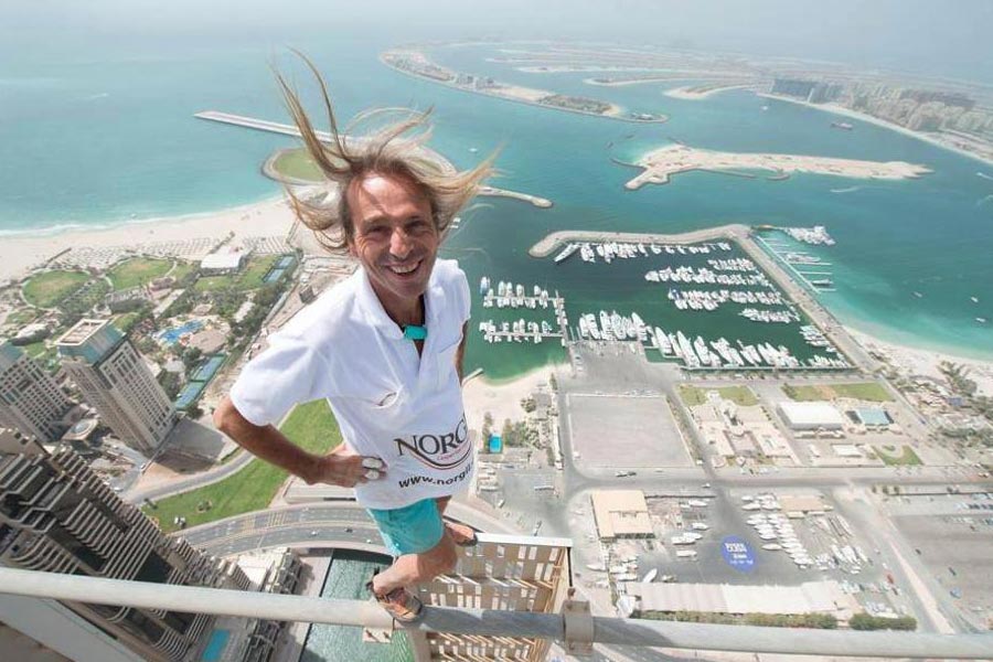 বুর্জ খলিফা, আইফেল টাওয়ার হোক কিংবা এম্পায়ার স্টেট বিল্ডিং—স্পাইডারম্যানের মতো অনায়াসে উপরে উঠেছেন রবার্ট। এ জন্য বহু দেশে একাধিক বার গ্রেফতারও হয়েছেন রবার্ট। 