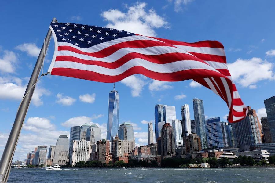 এমনটাই মনে করেন আমেরিকার ৪ শতাংশ মানুষ। তাঁরা সর্পিল ষড়যন্ত্র তত্ত্বে (রেপটিলিয়ান কন্সপিরেসি থিওরি) বিশ্বাস করেন। আমেরিকার বুকে যে তত্ত্ব মাথা তুলেছিল বিশ শতকের শেষ দিকে। তার পর ধীরে ধীরে ডালপালা মেলেছে সে তত্ত্বভিত্তিক বিশ্বাস।