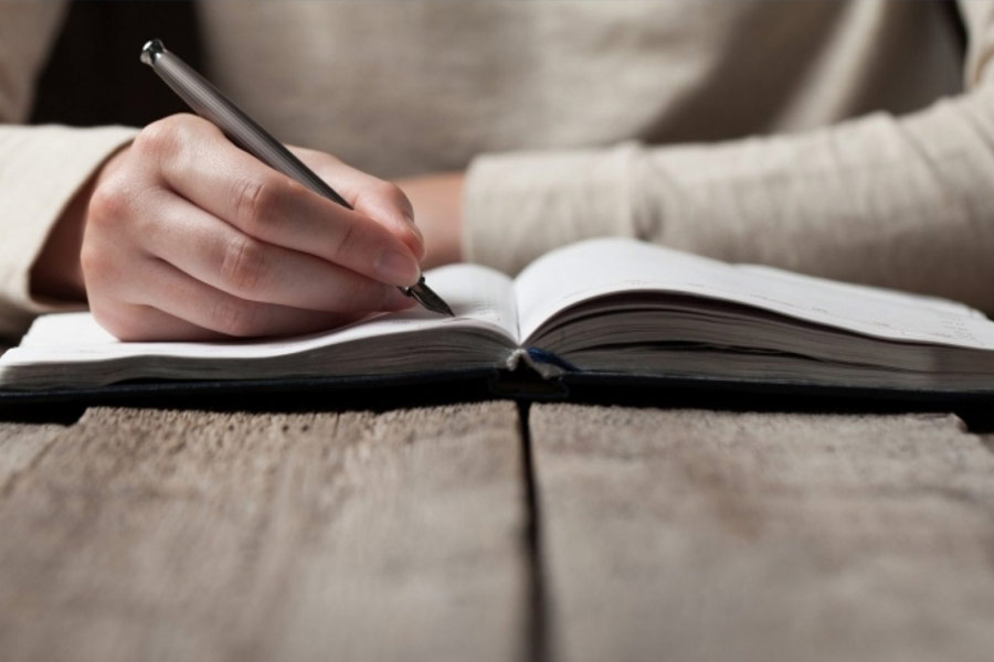 আমেরিকান তাত্ত্বিক ডেভিড আইক বিশ শতকের শেষ দিকে কিছু বই লিখে সর্পিল ষড়যন্ত্র তত্ত্ব প্রচার করেন। প্রাথমিক পর্যায়ে তাঁর তত্ত্ব সাড়া ফেলে দিয়েছিল সারা দেশে।