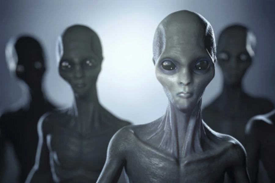 ডেভিড আইকের মতে, প্রাচীন কালে পৃথিবীতে এসে নেমেছিল ভিন্‌গ্রহীরা। মানুষের চেয়ে বেশি ক্ষমতাসম্পন্ন এই সমস্ত প্রাণী মানুষের সঙ্গে মিলেমিশে থাকতে শুরু করে।