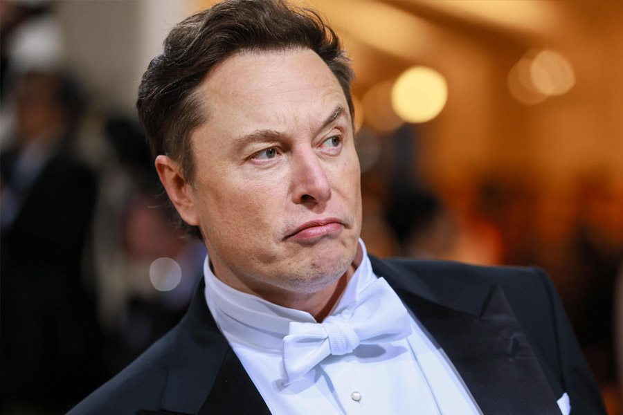 বিশ্বের অন্যতম ধনী ব্যক্তি এবং টুইটারের মালিক ইলন মাস্কের মহাকাশপ্রীতি কারও অজানা নয়। তাঁকেও এই ‘ছদ্মবেশী ভিন্‌গ্রহী’দের দলে ফেলে থাকেন কেউ কেউ।