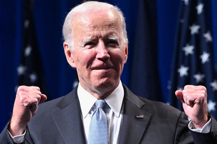 সর্পিল ষড়যন্ত্র তত্ত্বে বিশ্বাসীরা মনে করেন, আমেরিকার প্রেসিডেন্ট জো বাইডেনের শরীরেও ভিন্‌গ্রহী রক্ত বইছে। তিনিও মানবজাতির উপর চূড়ান্ত আধিপত্য কায়েমের ষড়যন্ত্রের শরিক।