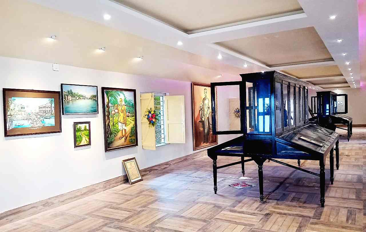 স্কুলের লালবাড়িতে বিভূতি সংগ্রহশালা। 