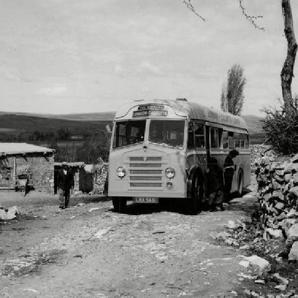 পরে বাসের ভাড়া বাড়ানো হয়েছিল। ১৯৭৩ সালে এই বাসের ভাড়া বেড়ে দাঁড়ায় প্রায় ১৫ হাজার টাকা (বর্তমান ভারতীয় মুদ্রায়)। 
