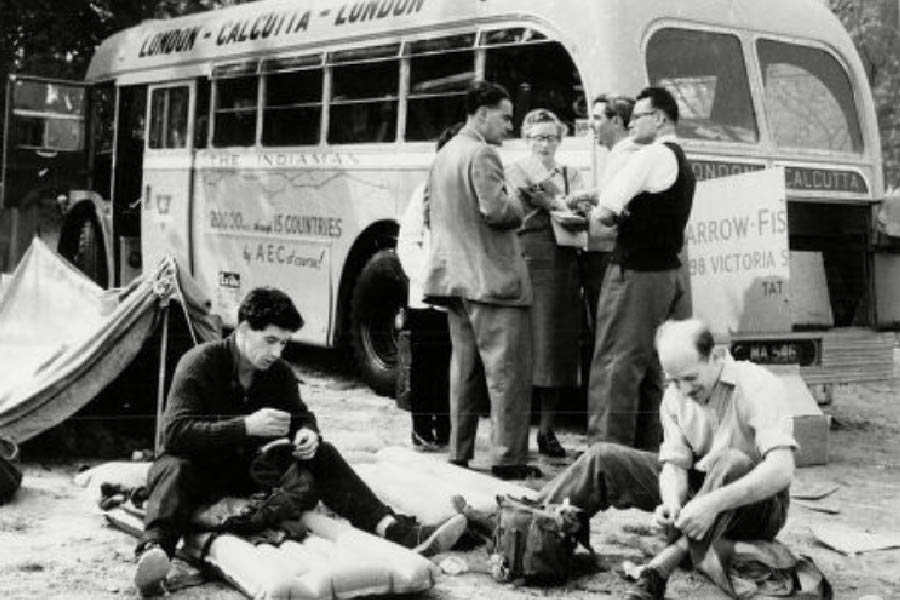 বাসটি ইংল্যান্ড থেকে বেলজিয়াম এবং সেখান থেকে পশ্চিম জার্মানি, অস্ট্রিয়া, যুগোস্লাভিয়া, বুলগেরিয়া, তুরস্ক, ইরান, আফগানিস্তান, পাকিস্তান হয়ে ভারতে প্রবেশ করত।