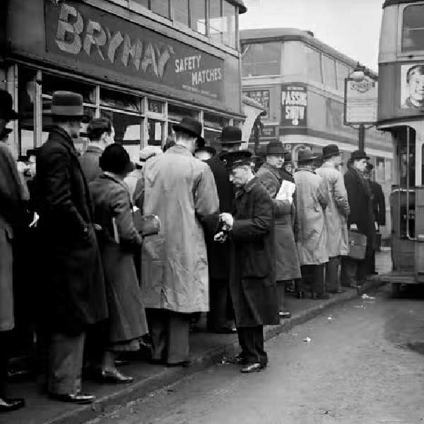 যাত্রীদের সুবিধার্থে বাসটিতে যাত্রীদের ঘুমোনোর জন্য বাঙ্ক এবং ঠান্ডা থেকে বাঁচতে হিটারের ব্যবস্থা ছিল। সমস্ত সরঞ্জাম এবং সুযোগসুবিধা-সহ একটি রান্নাঘরও ছিল বাসের মধ্যে।