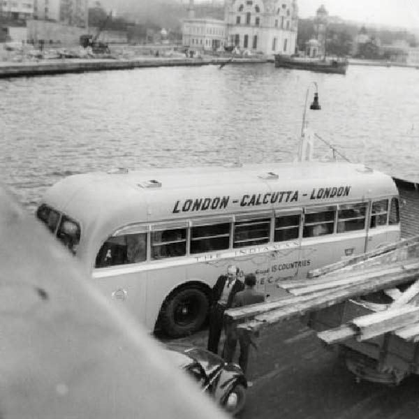 প্রাকৃতিক দৃশ্য দেখার জন্য বাসের উপরের ডেকে আলাদা বন্দোবস্ত করা ছিল। রাস্তায় বাস থামিয়ে যাত্রীদের আমোদপ্রমোদের জন্য রেডিয়ো এবং একটি মিউজিক সিস্টেমেরও ব্যবস্থা ছিল।