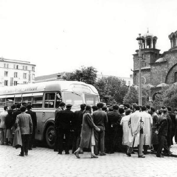 যাতায়াতের পথে তেহরান, সালজবার্গ, কাবুল, ইস্তানবুল এবং ভিয়েনায় কেনাকাটার অনুমতিও দেওয়া হত যাত্রীদের।