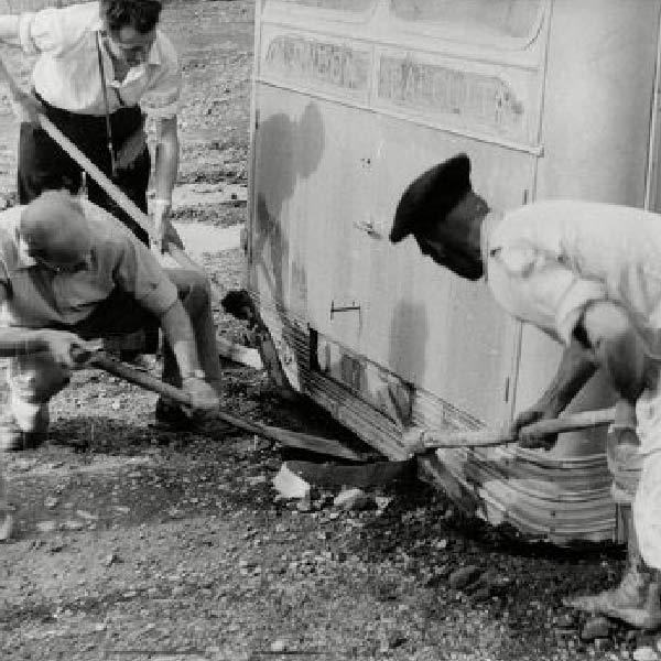 পরে নাকি আবার এর পরিষেবা চালু হয়। ১৯৬৮ সালের ৮ অক্টোবর সিডনি থেকে ভারত হয়ে লন্ডনে যাত্রা শুরু করে অ্যালবার্ট। সিডনি থেকে লন্ডনে পৌঁছাতে বাসটি প্রায় ১৩২ দিন সময় নিত।