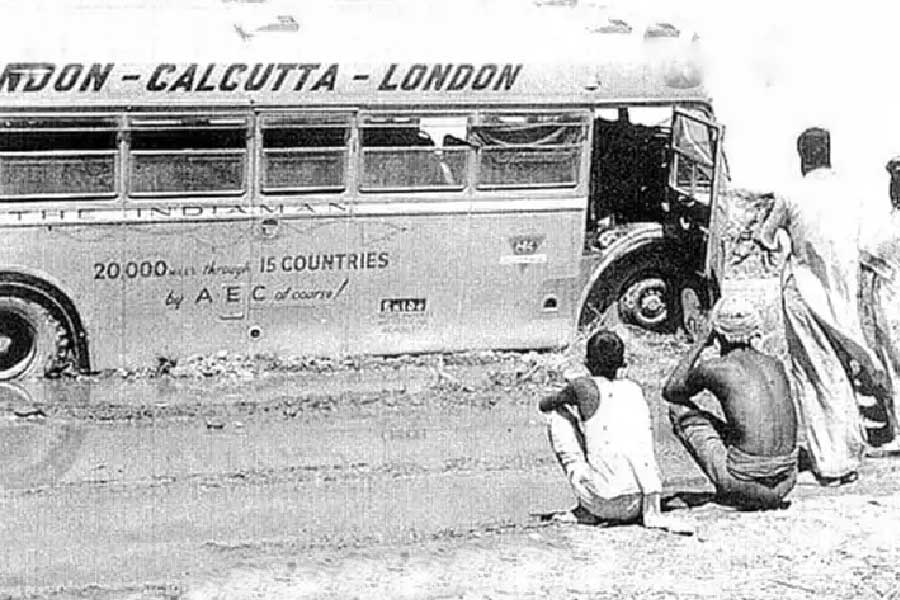 বাসটি ইরান হয়ে ভারতে পৌঁছে মায়ানমার, তাইল্যান্ড, মালয়েশিয়া হয়ে সিঙ্গাপুরে যেত। সিঙ্গাপুর থেকে, বাসটিকে জাহাজে করে অস্ট্রেলিয়ার পার্‌থে নিয়ে যাওয়া হত এবং সেখান থেকে সড়কপথে এটি সিডনির উদ্দেশে যাত্রা শুরু করত বলে প্রচলিত আছে। আগের মতোই বাসে সমস্ত আধুনিক সুযোগসুবিধা রাখা ছিল।