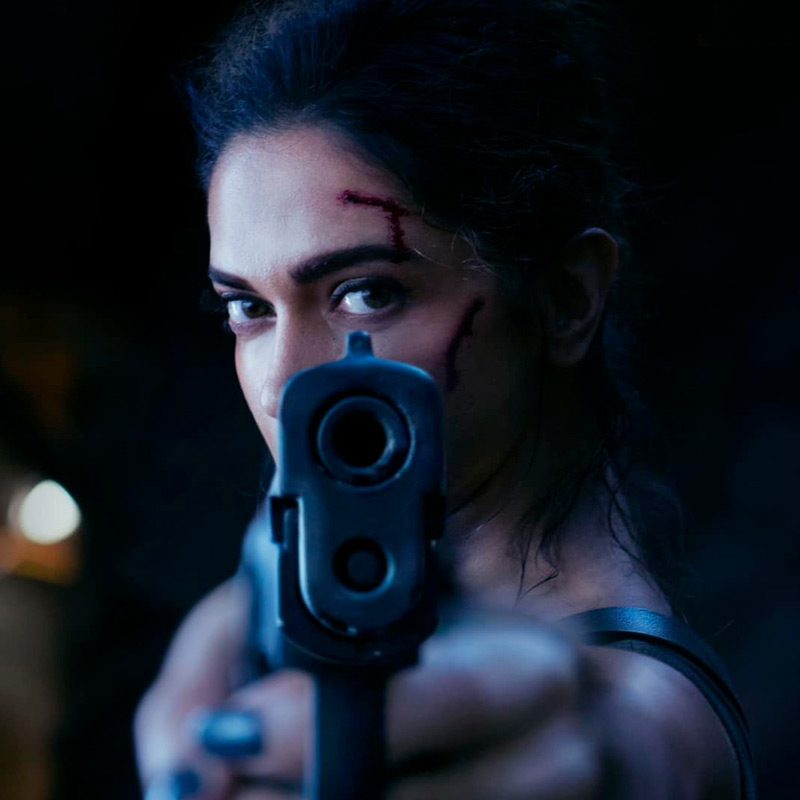 অ্যাকশন দৃশ্যে দীপিকাও অসাধারণ। জেমস বন্ডের নায়িকাদের থেকে কোনও অংশে কম যাননি তিনি। বিকিনি পরে কী ভাবে অ্যাকশনে জমাতে হয়, সেই খেল দীপিকা দেখালেন ‘পাঠান’ ছবিতে।