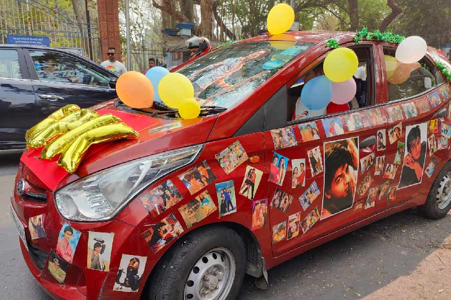 গাড়িটিকে সাজিয়ে ফেলা হয়েছে প্রিয় তারকার বিভিন্ন ছবিতে। 