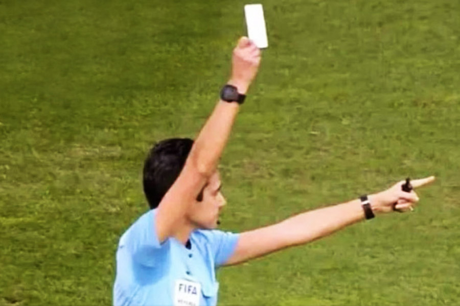 হলুদ কার্ডে হুঁশিয়ারি। লাল কার্ডে সোজা মাঠের বাইরে। চিরাচরিত ভাবে ফুটবল মাঠে এই দু’টি রঙের কার্ডেরই চলন রয়েছে। তবে সম্প্রতি ফুটবলবিশ্বকে চমকে দিয়ে সাদা কার্ড দেখিয়েছেন পর্তুগালের এক মহিলা রেফারি। তাতেই নতুন সম্ভাবনার কথা নিয়ে আলোচনা শুরু হয়েছে। পর্তুগালের ঘরোয়া নিয়মে কি সায় দেবে ফুটবলের সর্বোচ্চ নিয়ামক সংস্থা ফিফা?