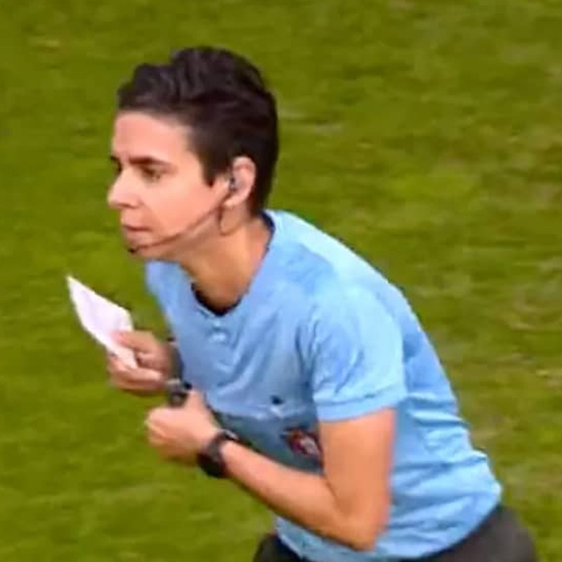 শনিবার পর্তুগালের মহিলাদের একটি প্রতিযোগিতায় স্পোর্টিং লিসবন বনাম বেনফিকার ডার্বিতে ম্যাচ পরিচালনার দায়িত্বে ছিলেন কাতারিনা ক্যাম্পোস। সে দিন লাল, হলুদের সঙ্গে তাঁর পকেটে ছিল সাদা রঙের কার্ডও। ওই ম্যাচেই অভিনব কাণ্ডটি ঘটিয়েছেন কাতারিনা।