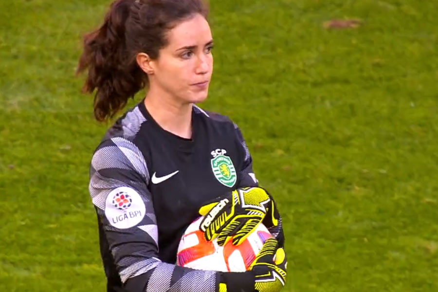 রেফারি সাদা কার্ড দেখানোর কিছু ক্ষণ পর বিষয়টা বুঝতে পেরেছিলেন বহু দর্শক। তার আগে পর্যন্ত অনেকেই ভাবতে শুরু করে দেন, রেফারি কি ভুল করলেন? লাল বা হলুদ নয়, একেবারে সাদা কার্ড! তা-ও আবার ফুটবলার বা কোচ নন, কার্ড দেখেছেন দু’দলের মেডিক্যাল টিমের সদস্যরা।